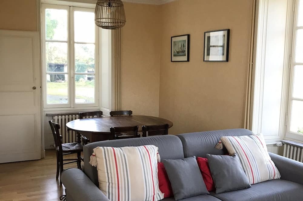 Photo of Livingroom in Montreuil-Juigne