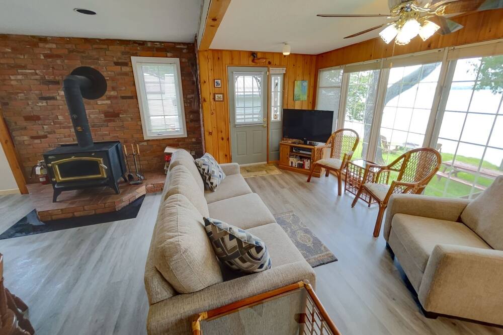 Photo of Livingroom in Rideau Lakes
