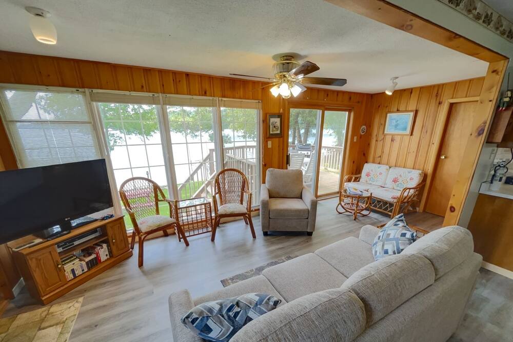 Photo of Livingroom in Rideau Lakes