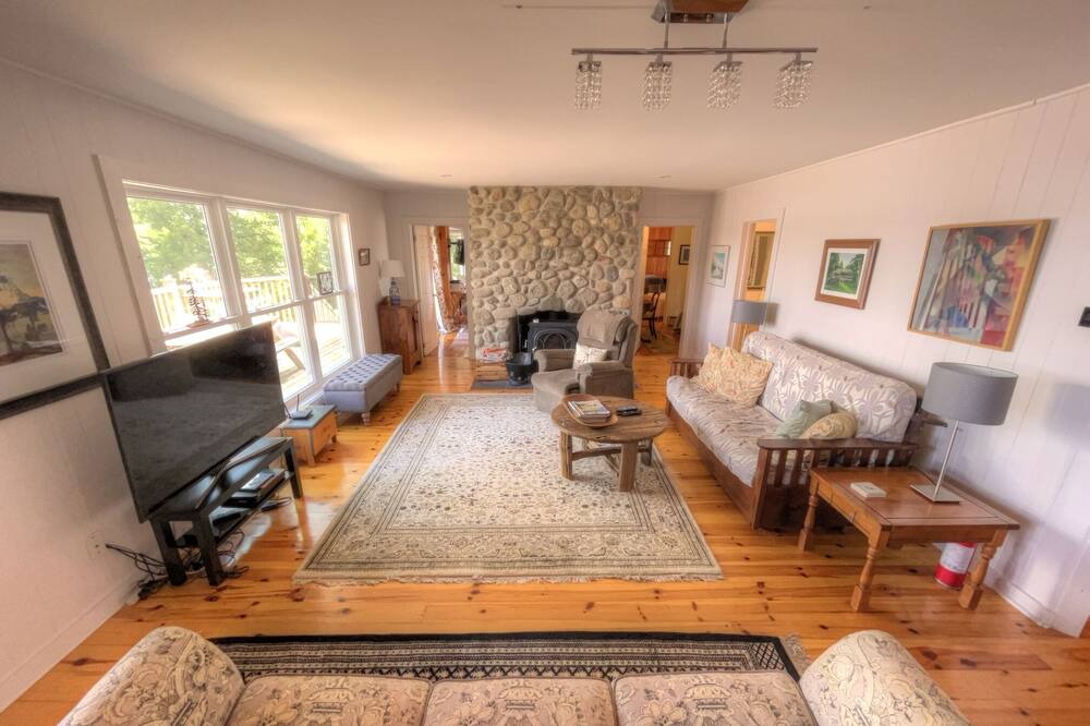 Photo of Livingroom in Rideau Lakes