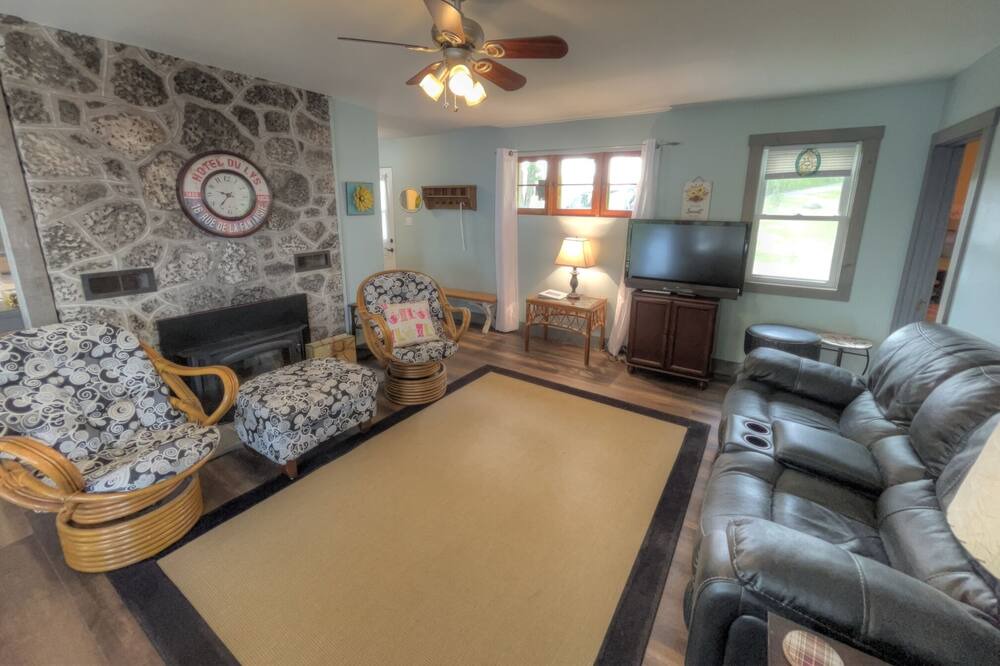 Photo of Livingroom in Rideau Lakes