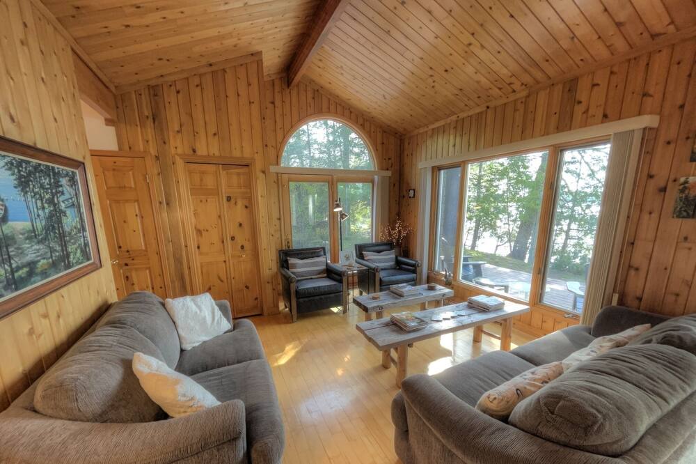 Photo of Livingroom in Rideau Lakes