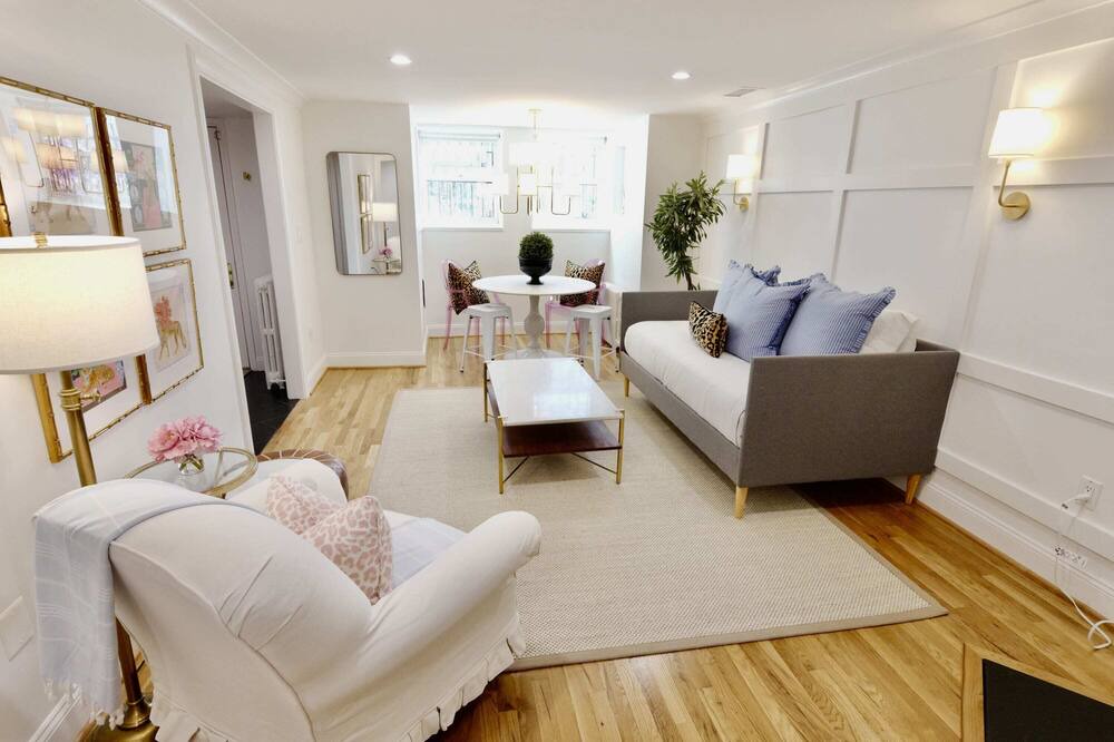 Photo of Livingroom in U Street Corridor