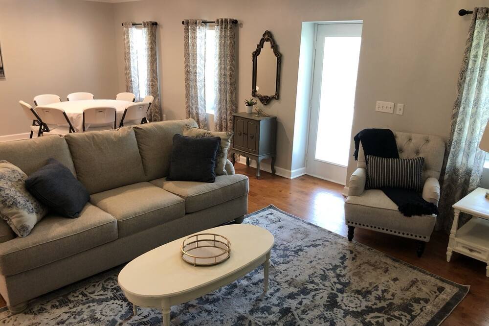 Photo of Livingroom in Tompkinsville