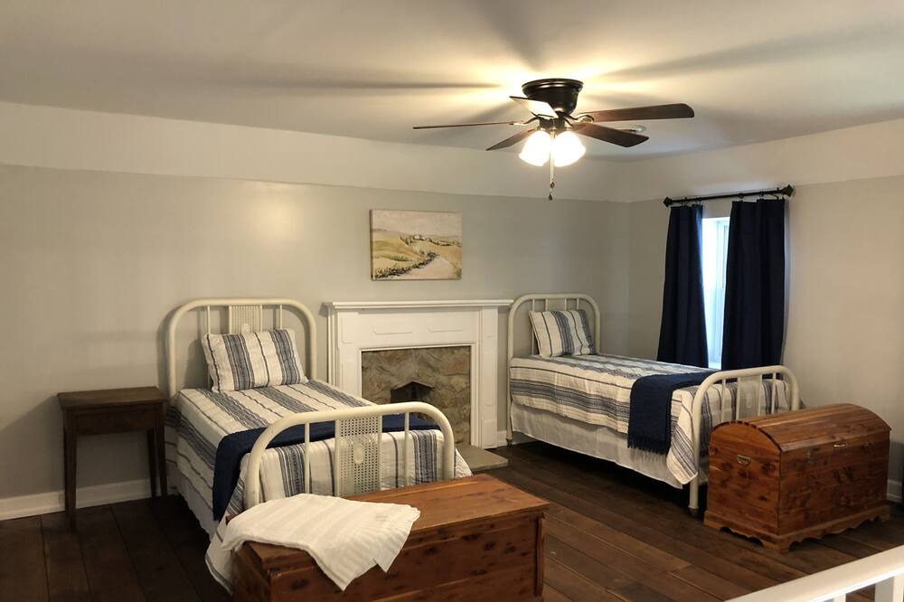 Photo of Bedroom in Tompkinsville
