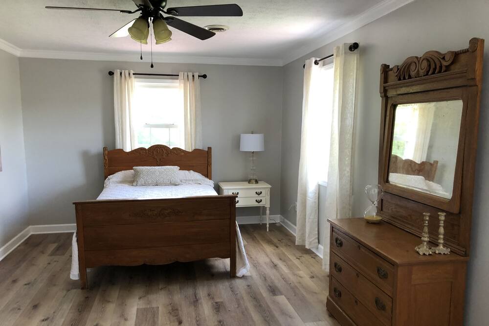 Photo of Bedroom in Tompkinsville