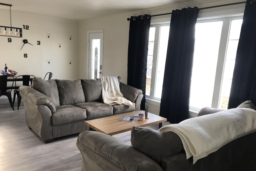 Photo of Livingroom in Arnold's Cove