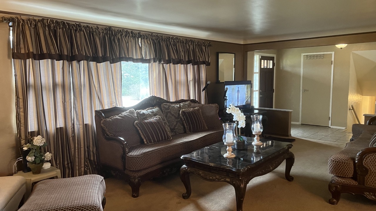 Photo of Livingroom in Amberley Village