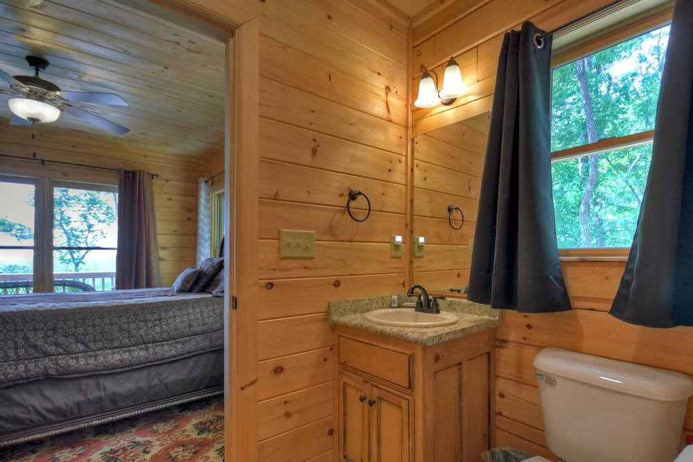 Photo of Bathroom in Hidden Lake