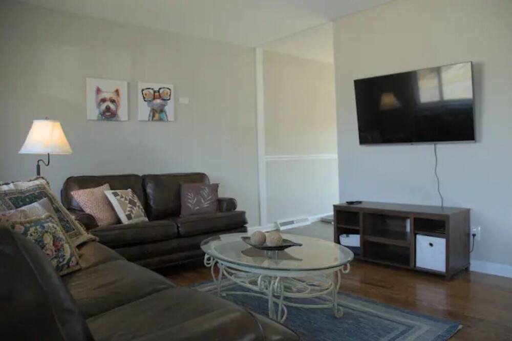 Photo of Livingroom in Hollins