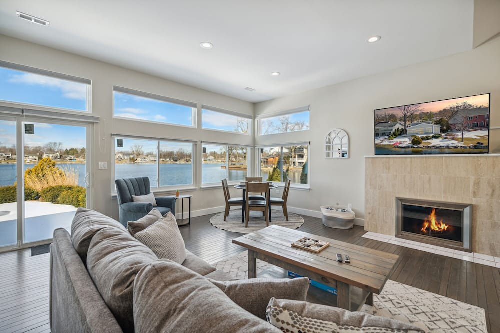 Photo of Livingroom in Wolverine Lake