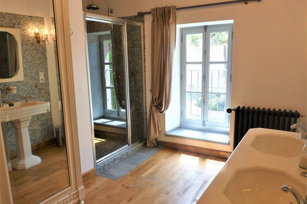 Photo of Bathroom in Alzonne