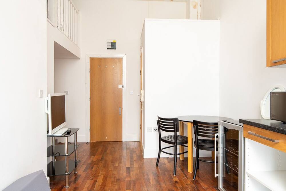 Photo of Others in Queen's Gate