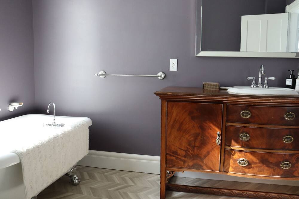 Photo of Bathroom in Delta