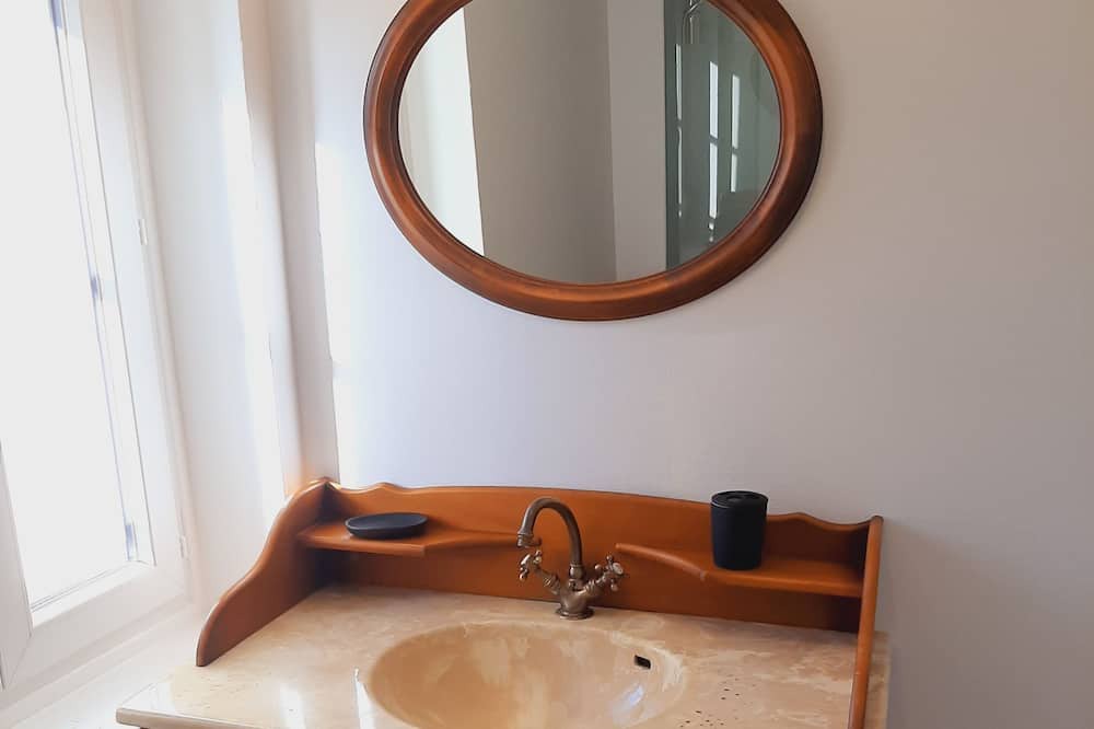 Photo of Bathroom in Caulnes