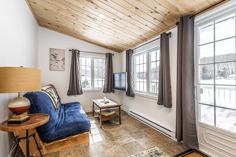 Photo of Livingroom in Val-des-Monts