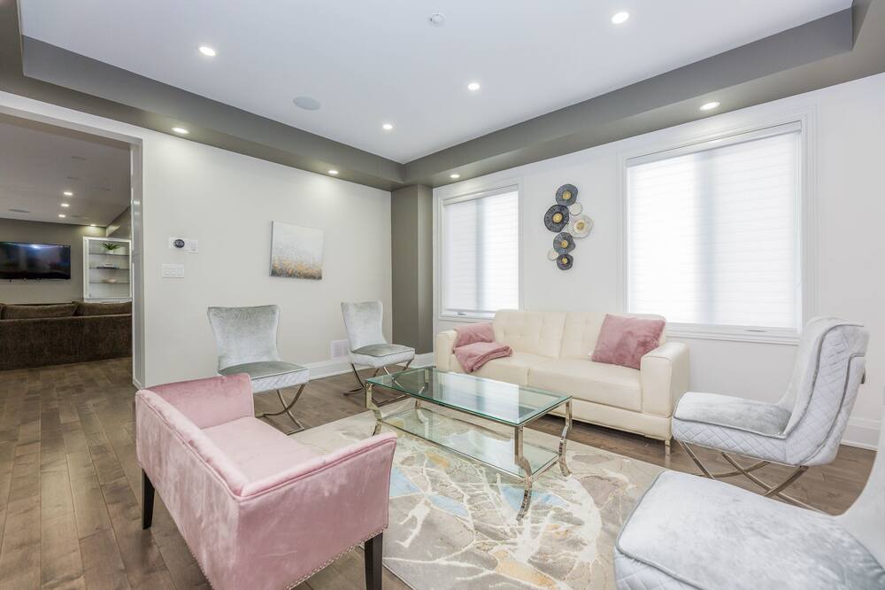 Photo of Livingroom in Caledon
