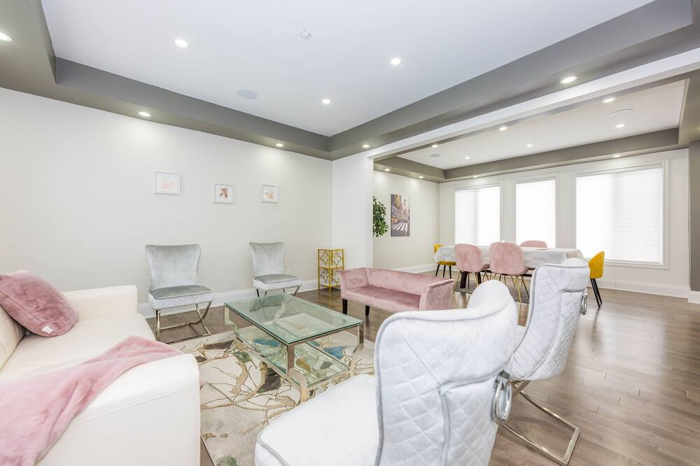 Photo of Livingroom in Caledon