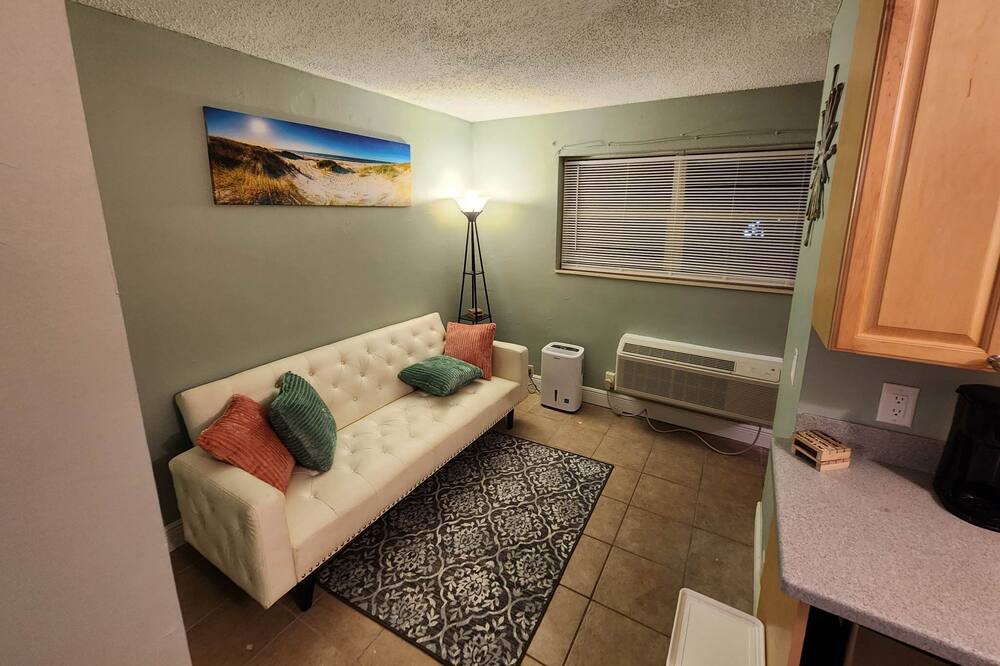 Photo of Livingroom in Bostwick Park