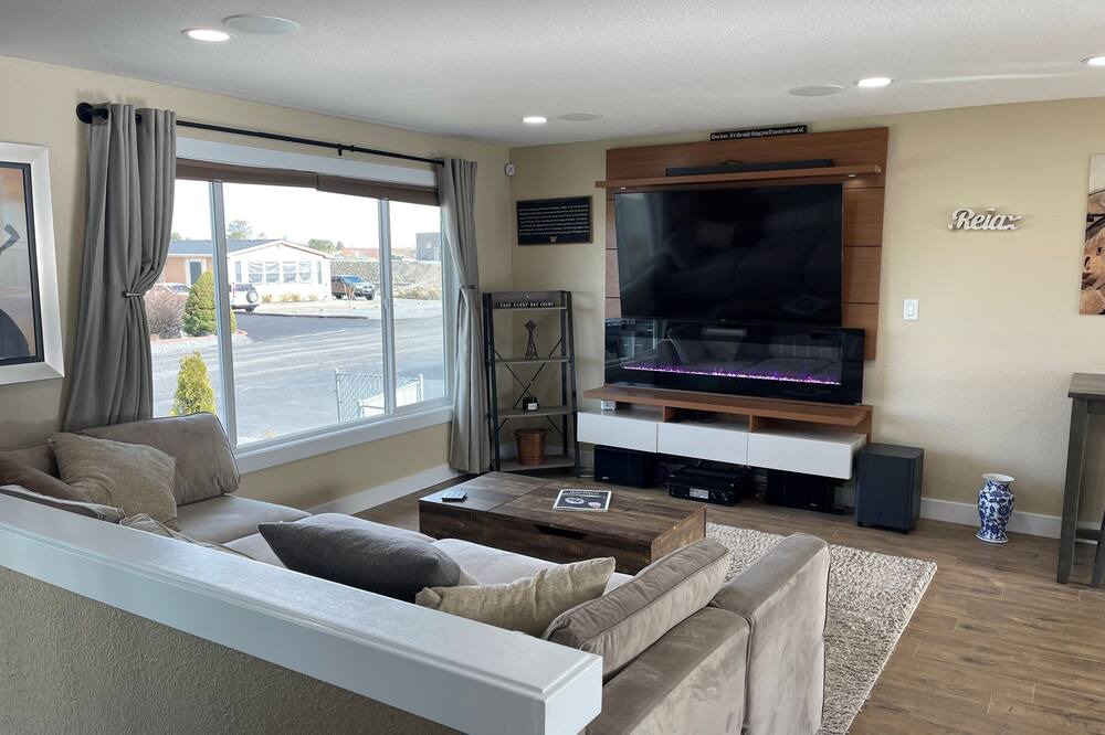 Photo of Livingroom in Desert Aire