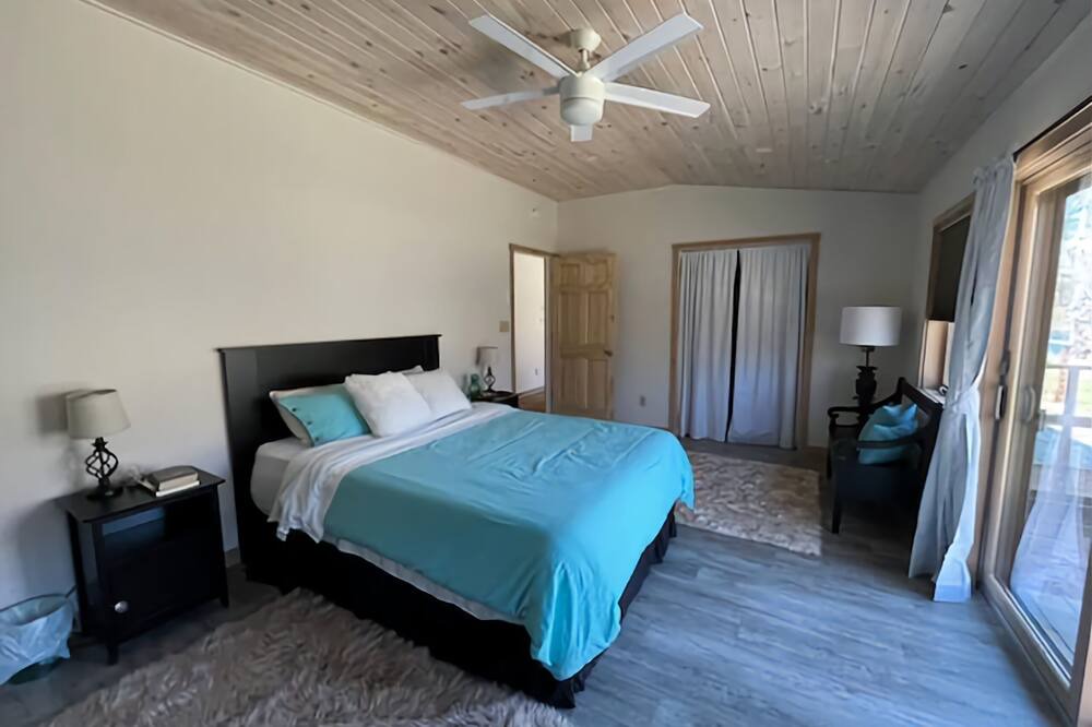 Photo of Bedroom in Roscoe