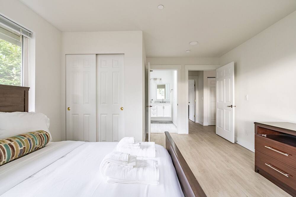 Photo of Bedroom in Haller Lake