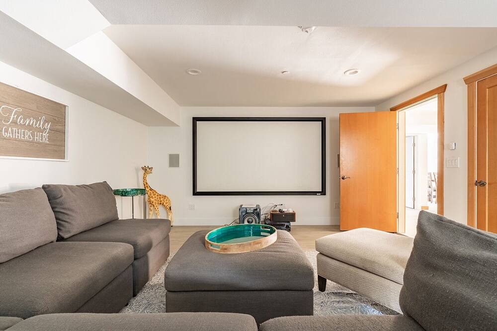 Photo of Livingroom in Haller Lake