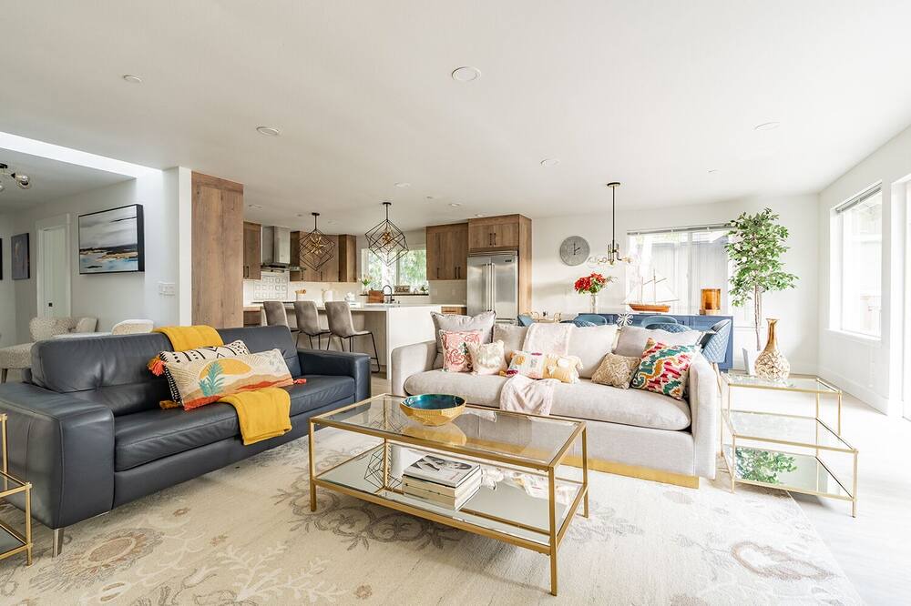 Photo of Livingroom in Haller Lake