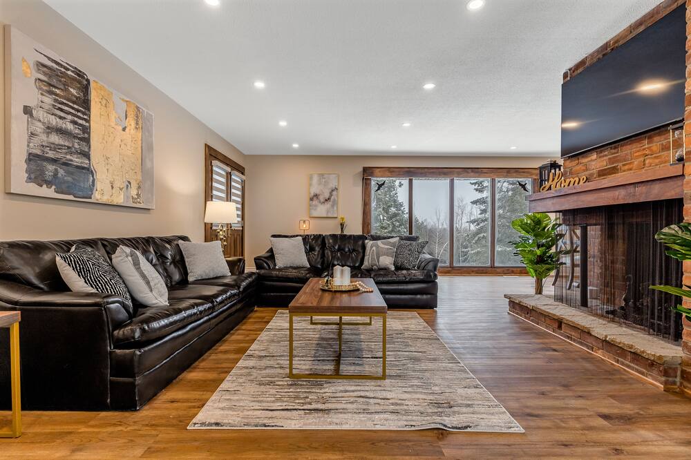 Photo of Livingroom in Mono