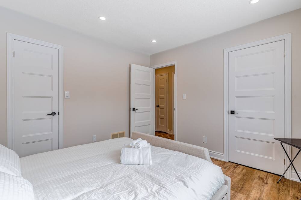Photo of Bedroom in Mono