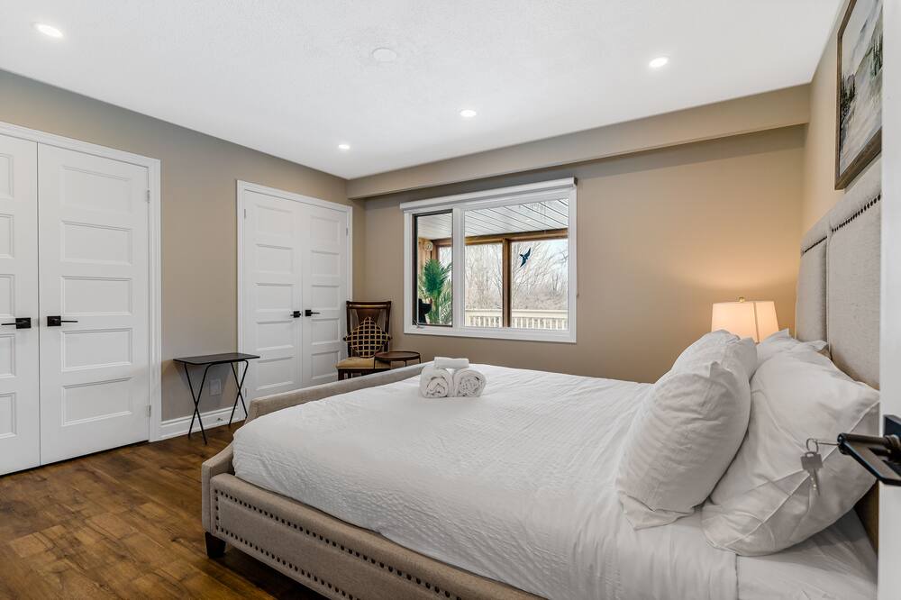 Photo of Bedroom in Mono