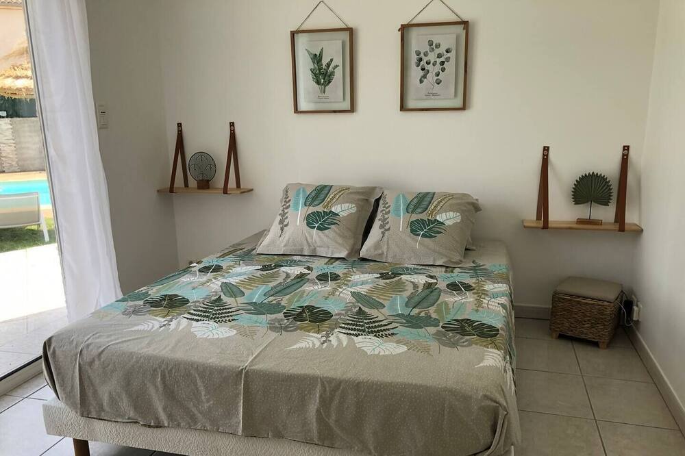 Photo of Bedroom in Jonquieres-Saint-Vincent