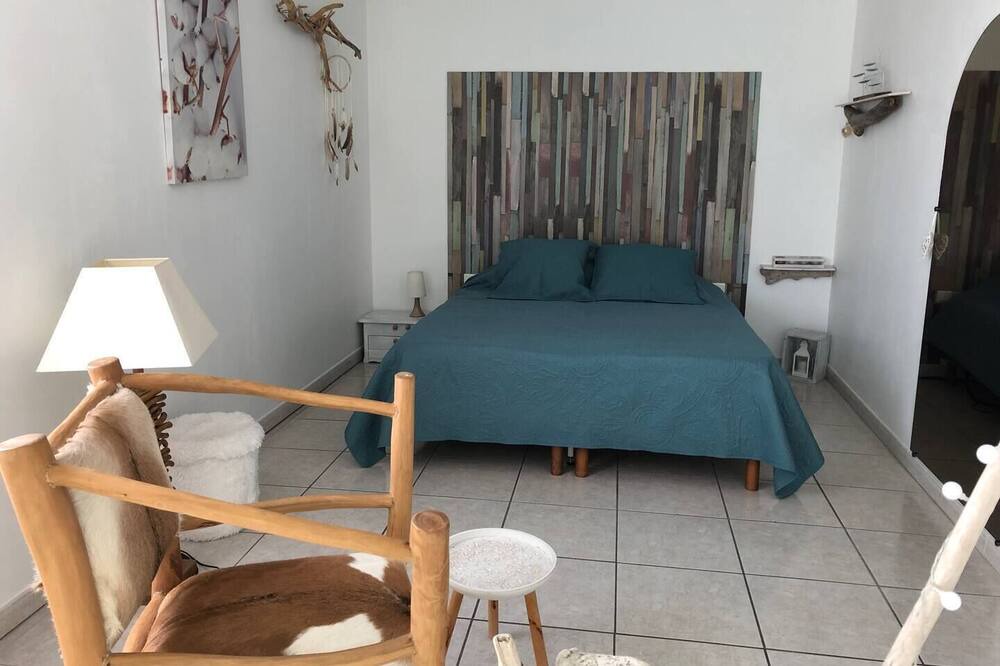 Photo of Bedroom in Jonquieres-Saint-Vincent