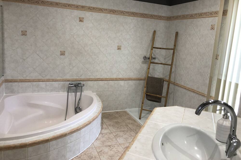 Photo of Bathroom in Jonquieres-Saint-Vincent