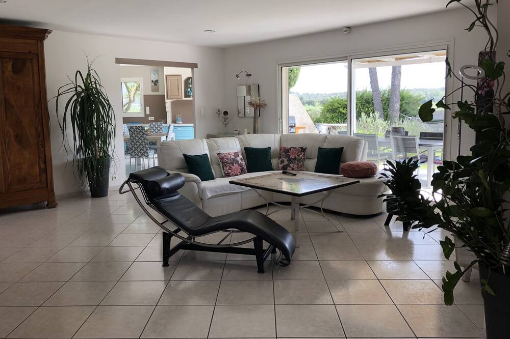 Photo of Livingroom in Jonquieres-Saint-Vincent