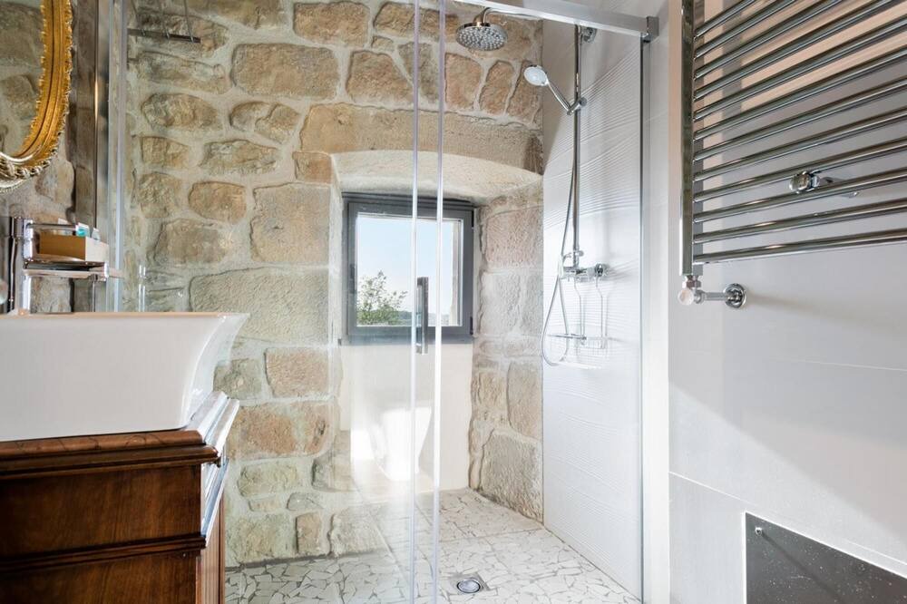 Photo of Bathroom in Tora