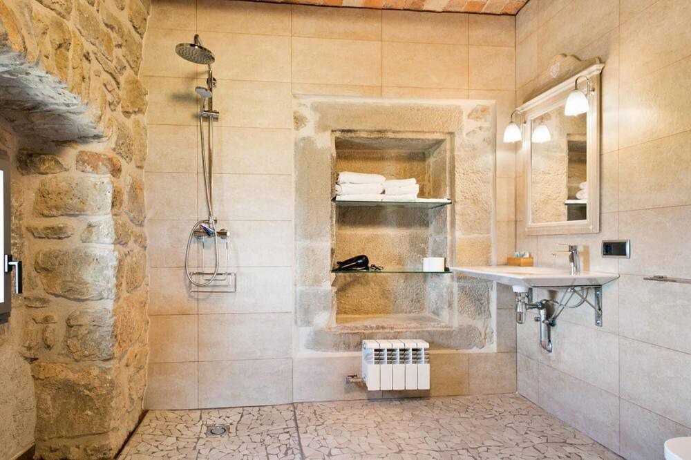 Photo of Bathroom in Tora