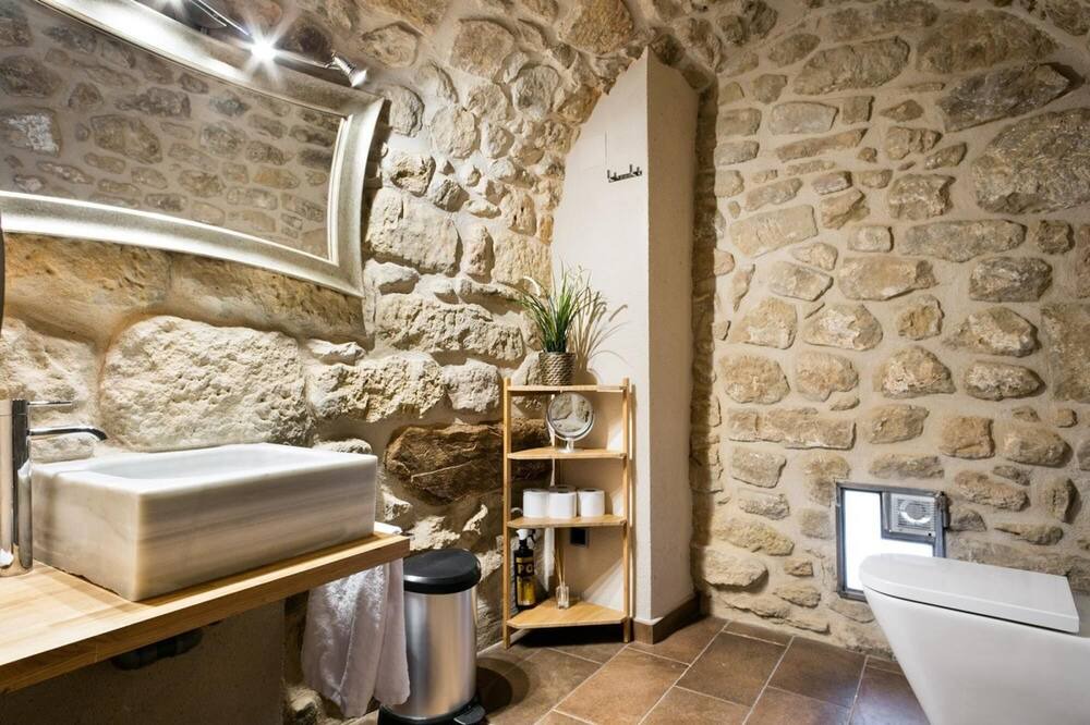 Photo of Bathroom in Tora