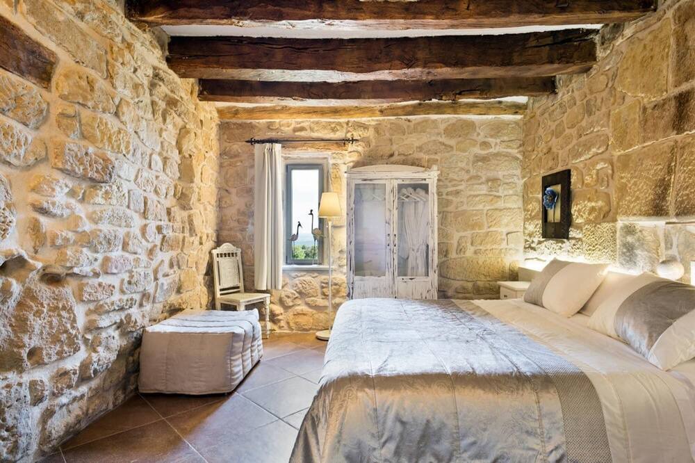 Photo of Bedroom in Tora
