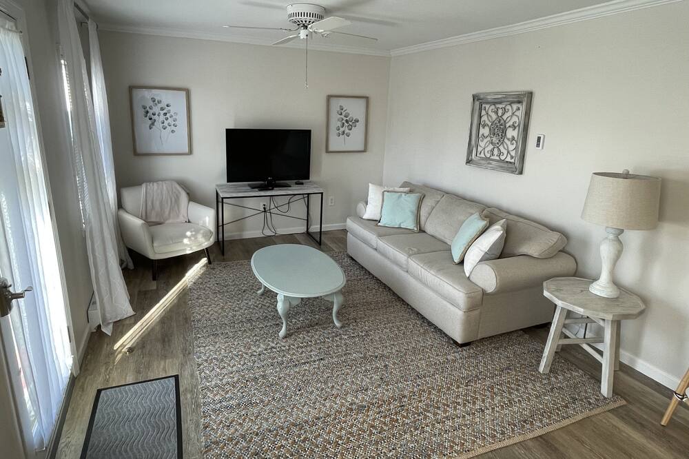 Photo of Livingroom in West Mystic