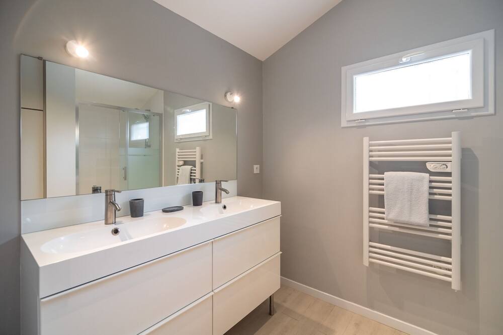 Photo of Bathroom in Saint-Genies-de-Fontedit