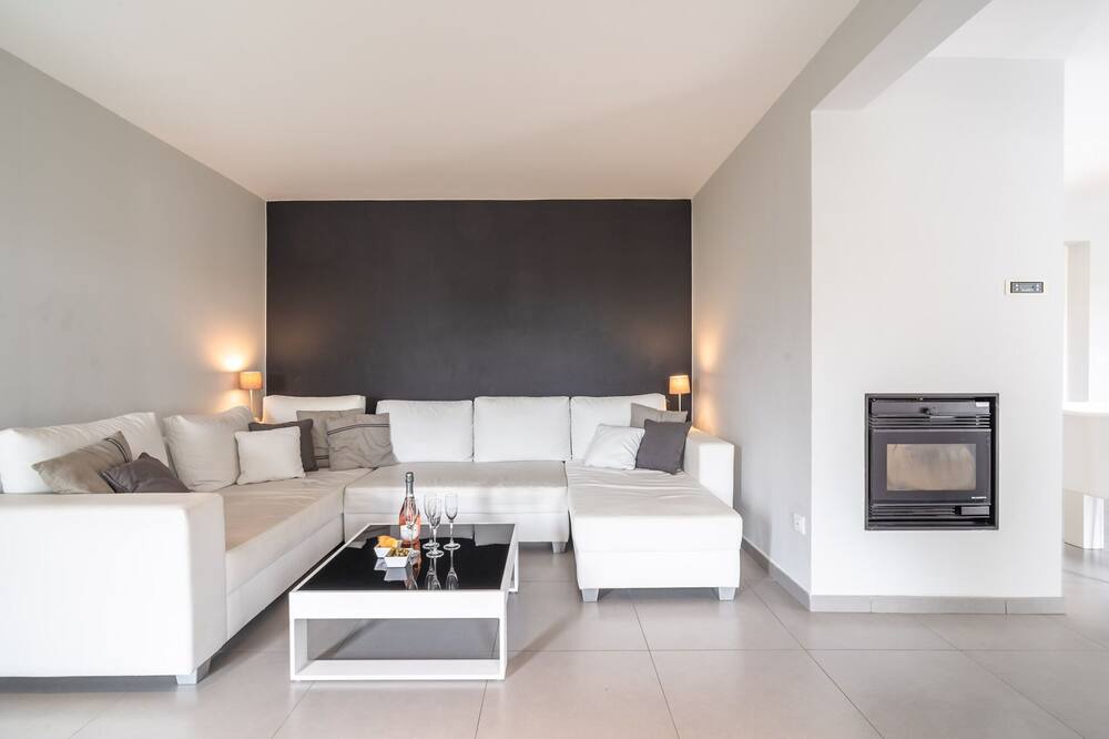 Photo of Livingroom in Saint-Genies-de-Fontedit