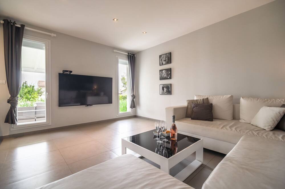 Photo of Livingroom in Saint-Genies-de-Fontedit