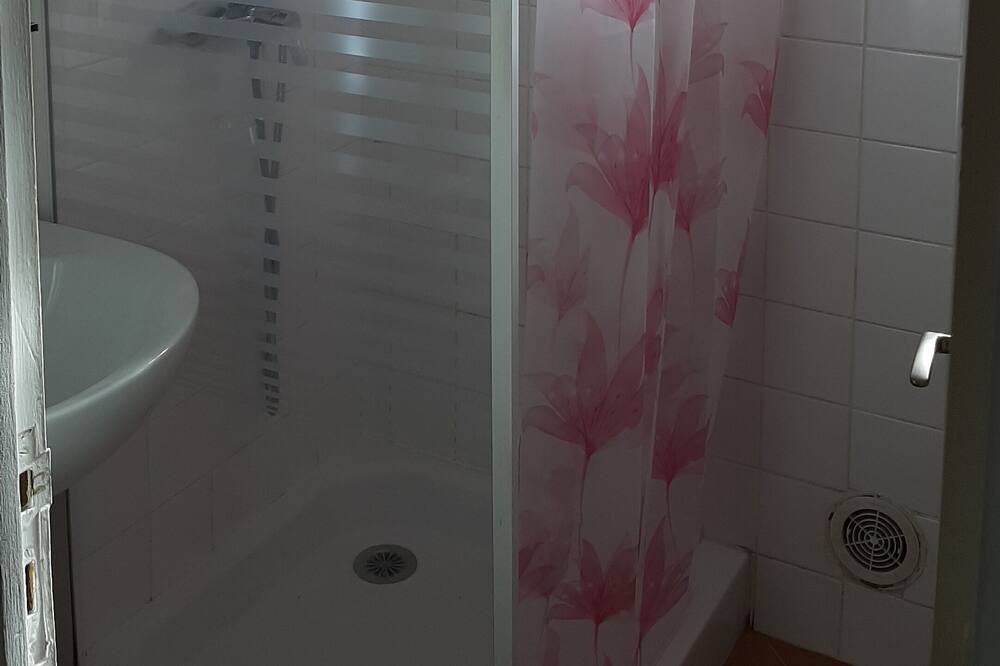 Photo of Bathroom in Err