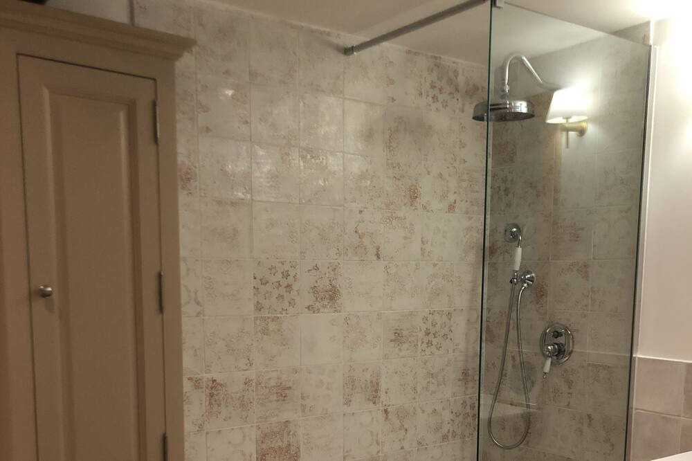 Photo of Bathroom in Saint-Yrieix-la-Perche