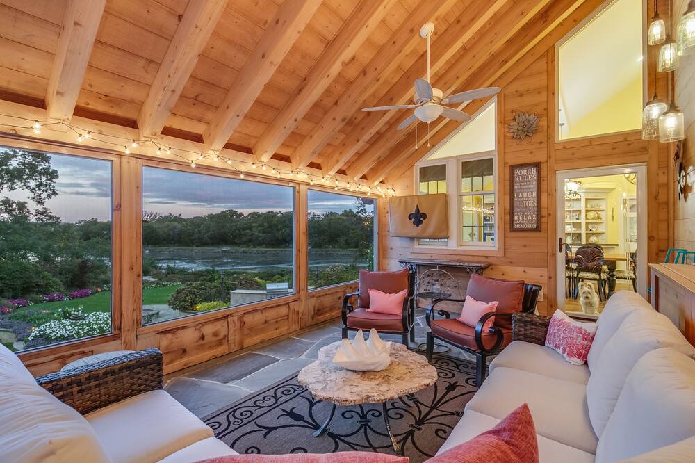 Photo of Livingroom in East Setauket