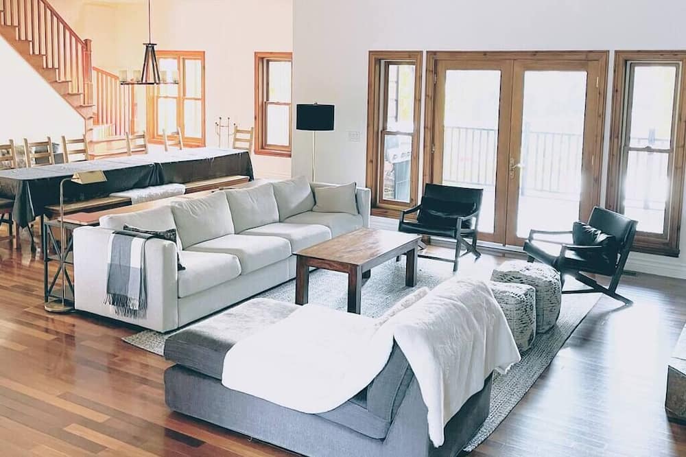 Photo of Livingroom in Sainte-Ann-des-Lacs