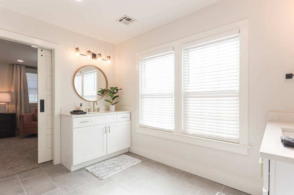 Photo of Bathroom in Cherry Street
