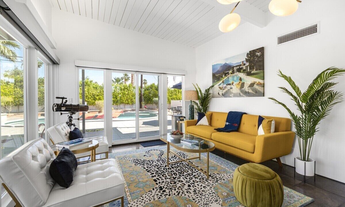 Photo of Livingroom in Racquet Club Estates