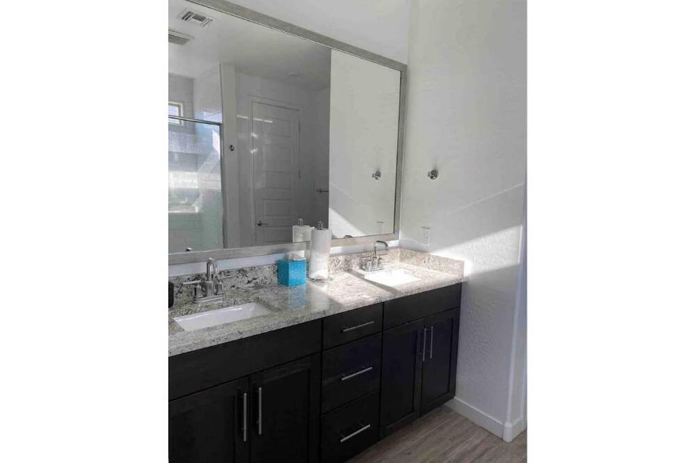 Photo of Bathroom in Sunset Farms